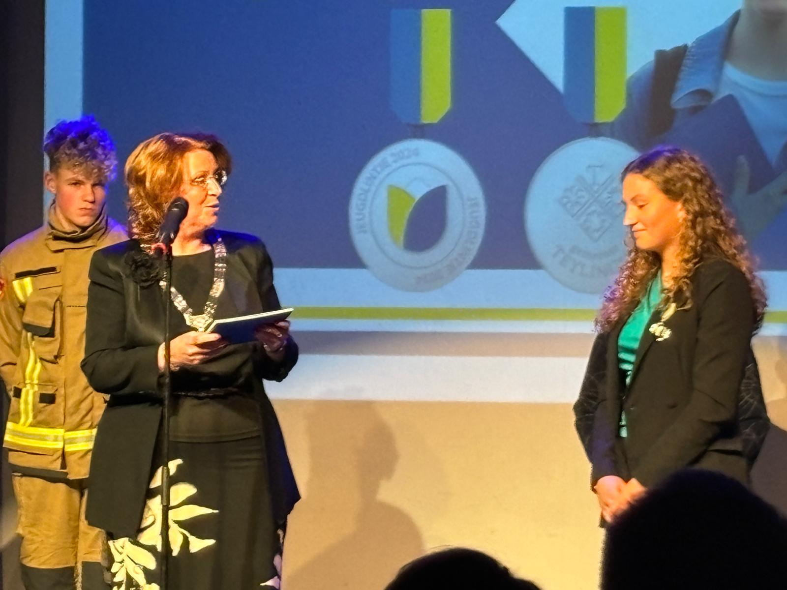 Lies van Rijn ontvangt jeugdlintje tijdens nieuwjaarsreceptie gemeente Teylingen