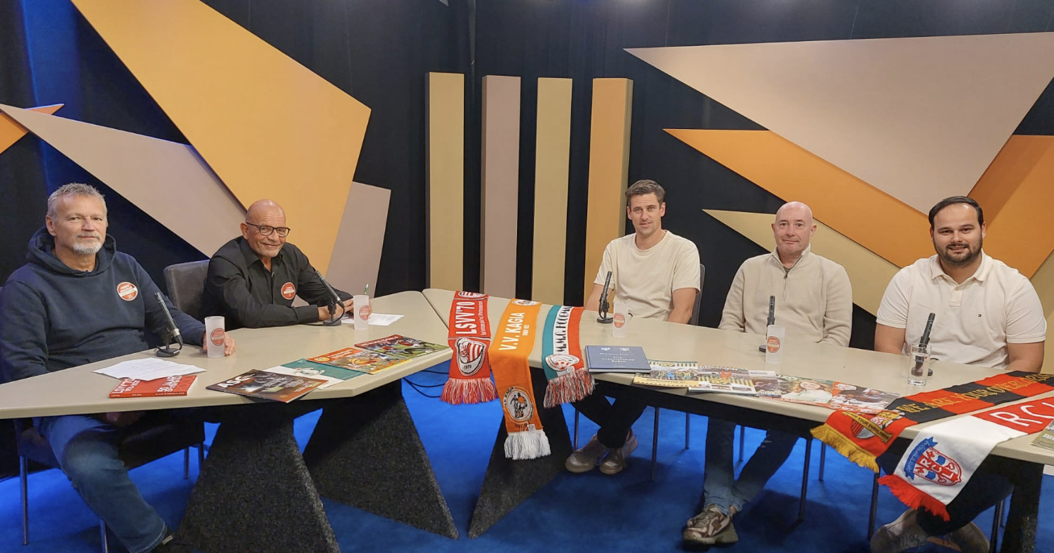 Onze trainer Ted Saunier in gesprek bij de LAV Voetbaltafel