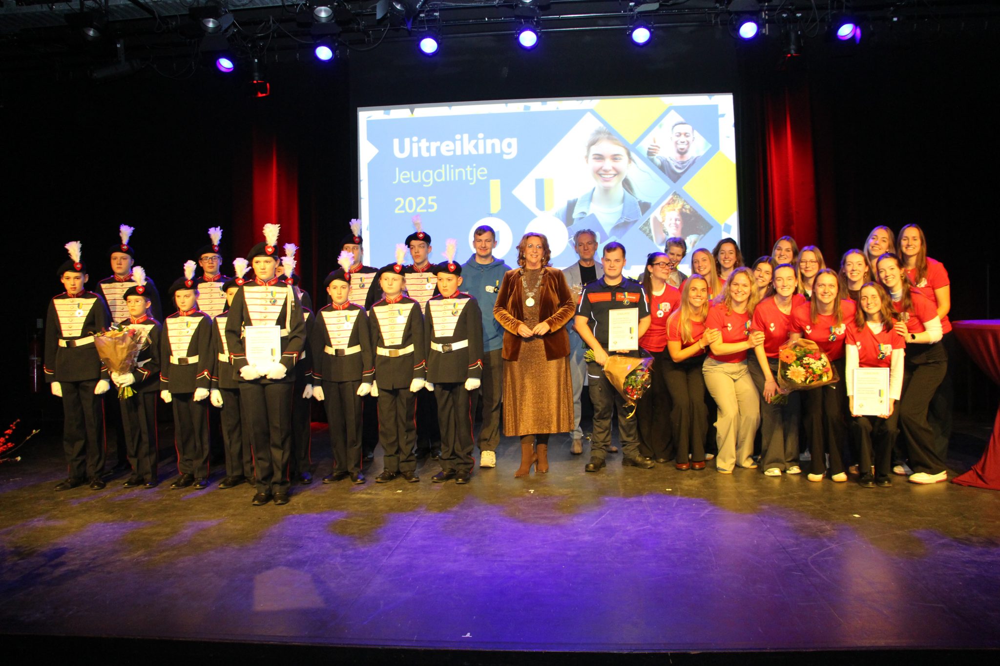 Vrouwen 2 ontvangt Jeugdlintje