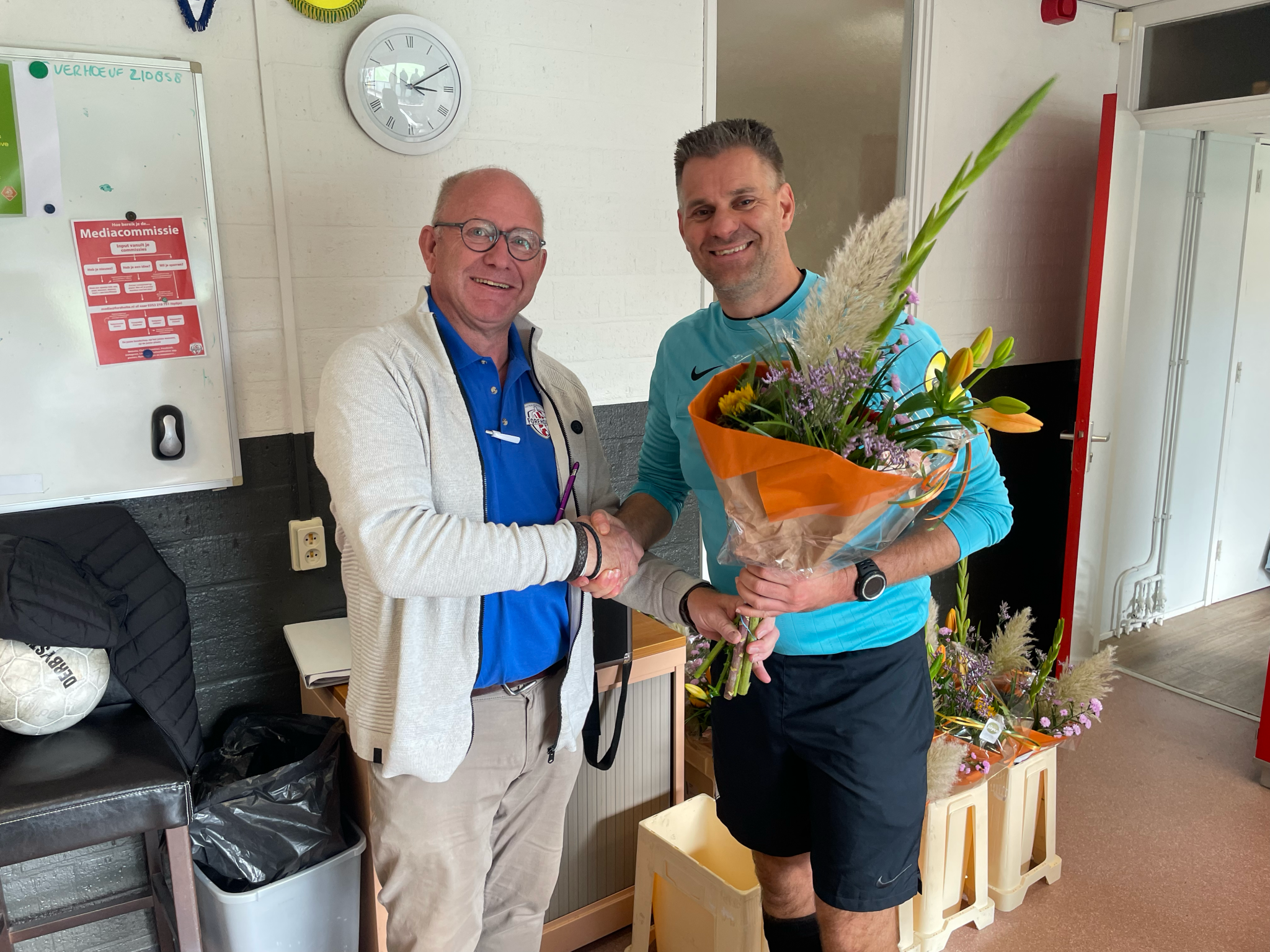 Clubscheidsrechters ontvangen bloemen