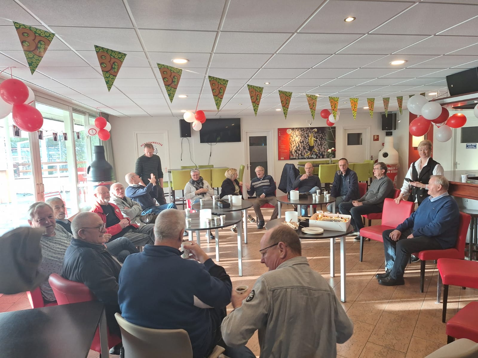 Jarige rasvrijwilliger Willem verrast in clubgebouw